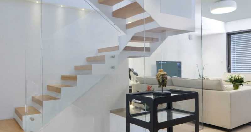 מבט מעבד למחיצת הזכוכית על שני גרמי מדרגות ברזל ועץ אלון