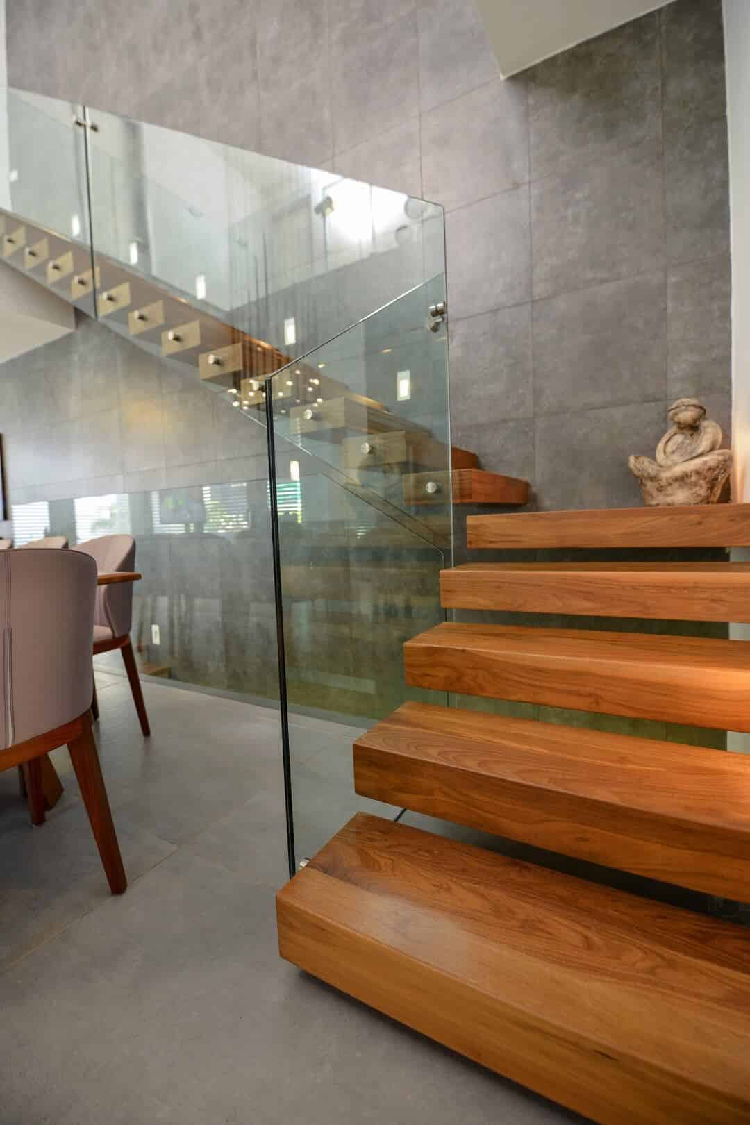 מדרגות עץ עם מדרכי עץ אגוז בגוונים מדבריים נועזים בשילוב של פריחת התפוח ושיזוף הוואי