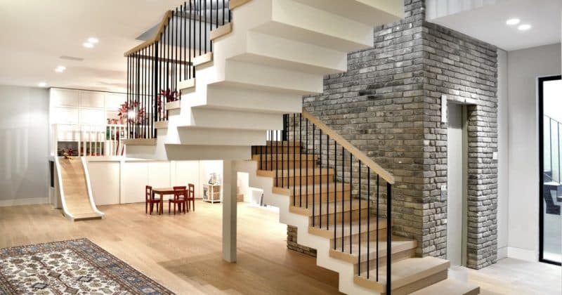 שני גרמי מדרגות ברזל עם מעקה ברזל, מאחז יד מעץ ומדרכי עץ אלון אמריקאי עולים מקומת המרתף אל הקומה השניה בוילה