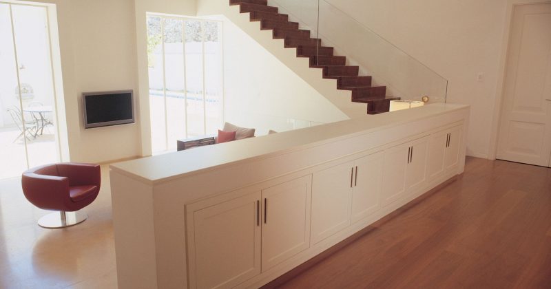 מדרגות עץ משולבות עם מעקה זכוכית