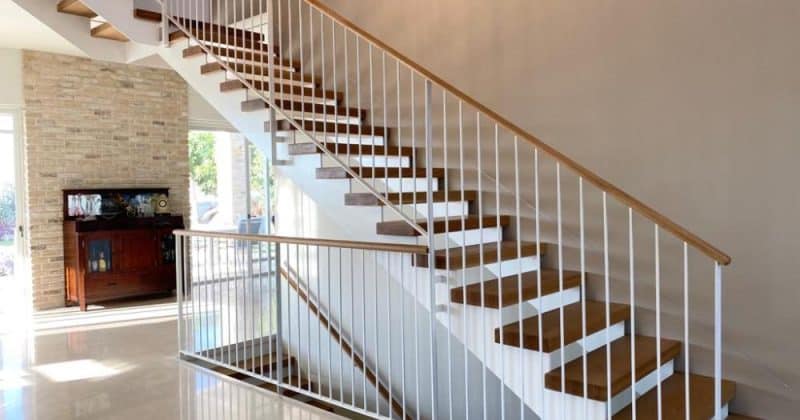 מדרגות עץ אלון אמריקאי על ברזל לבן עם מעקה ברזל וידית עץ