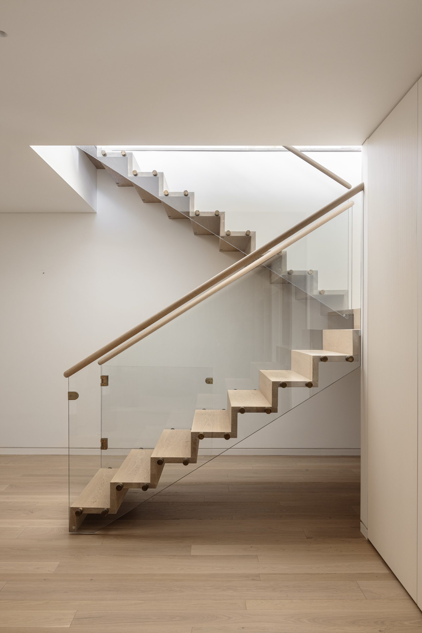 מדרגות עץ תלויות