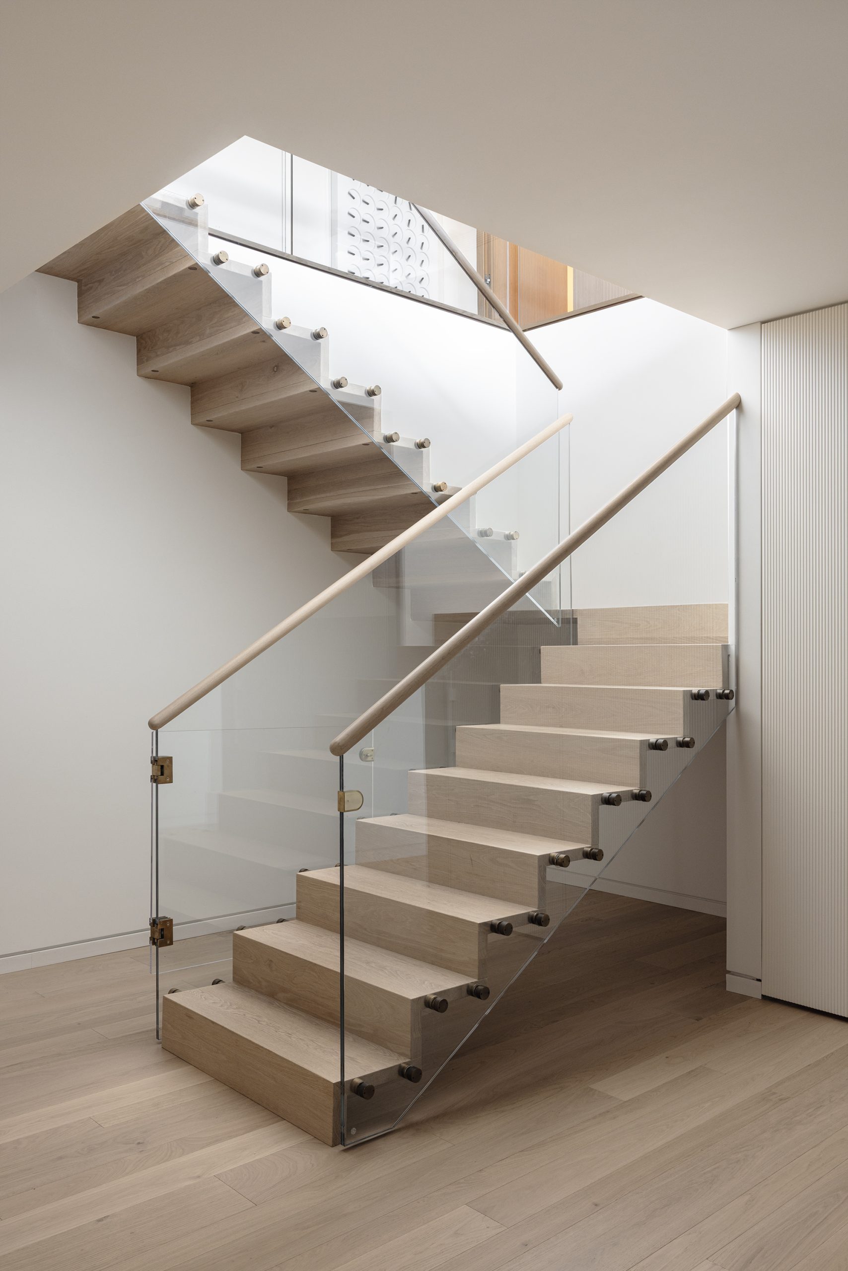 מדרגות עץ תלויות