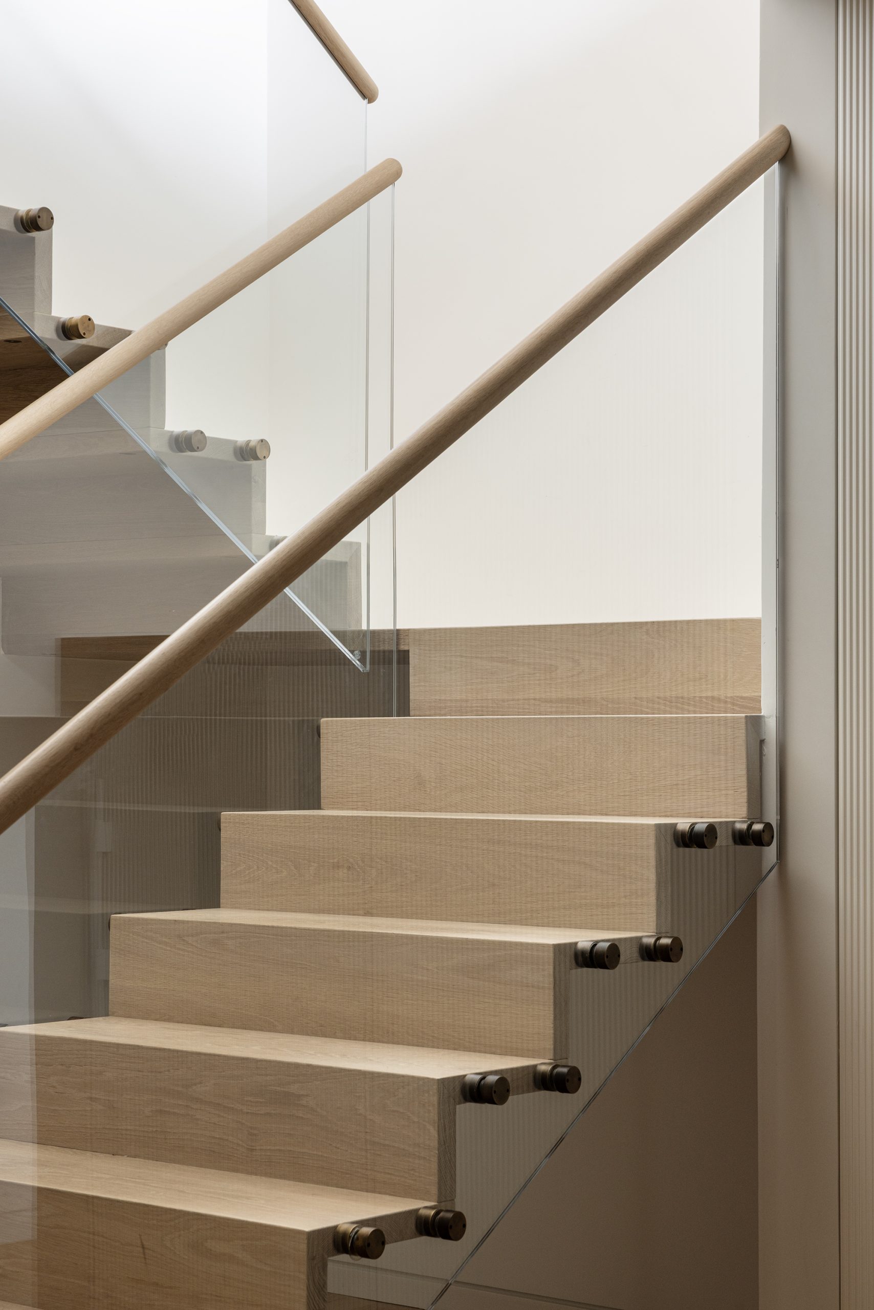 מדרגות עץ תלויות