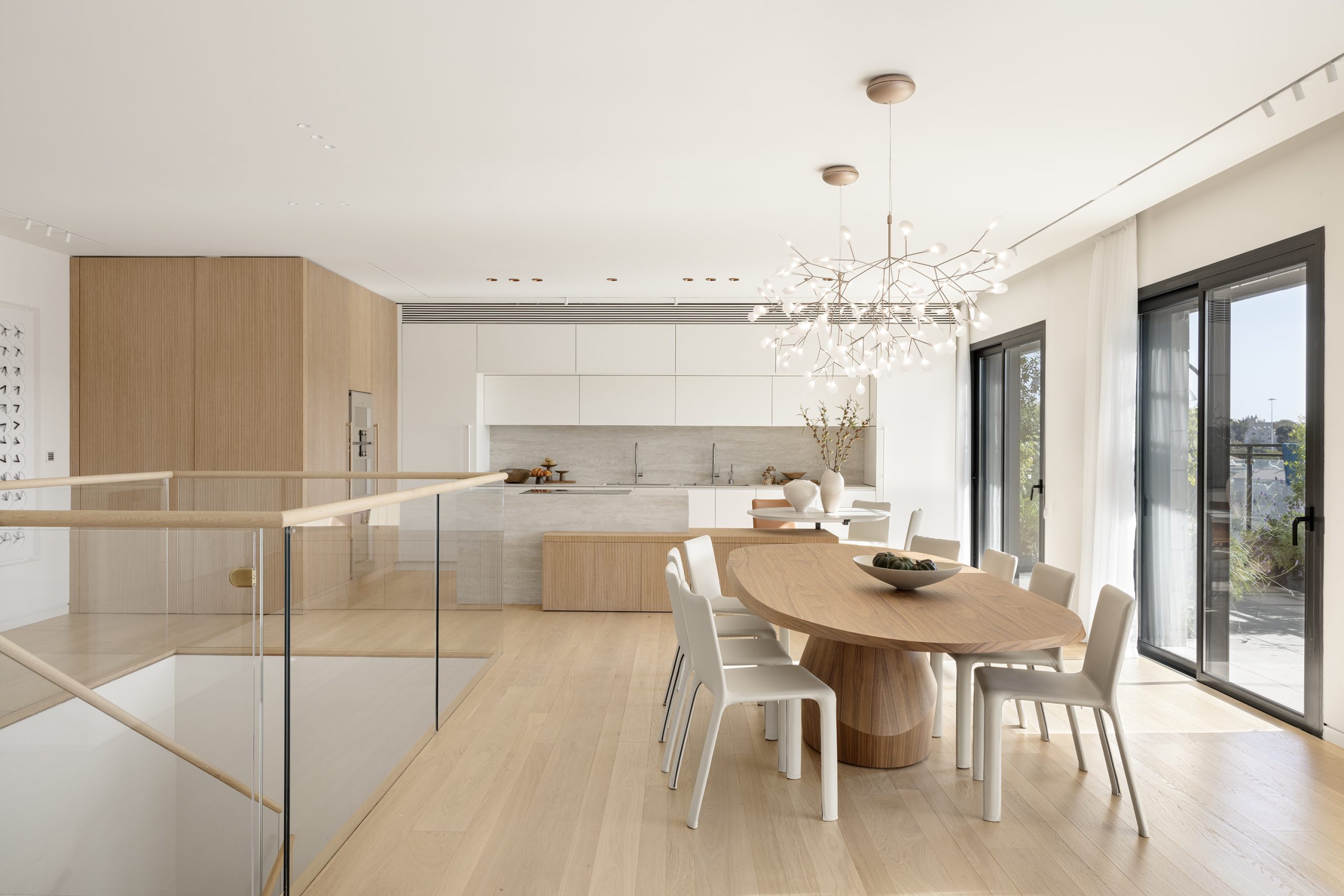 מעקות זכוכית